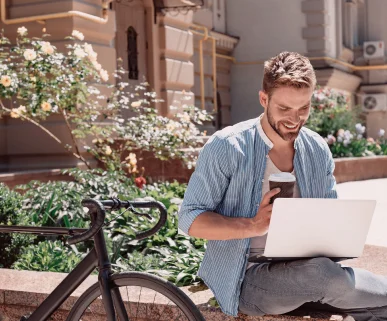 Estudiante con un portátil al aire libre